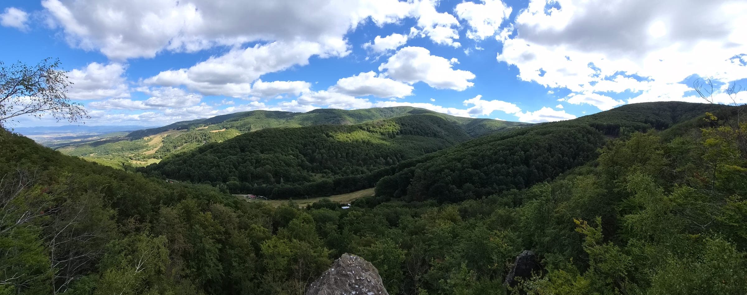 Pohľad z Volkovho zuba naprieč Baškovou dolinou.