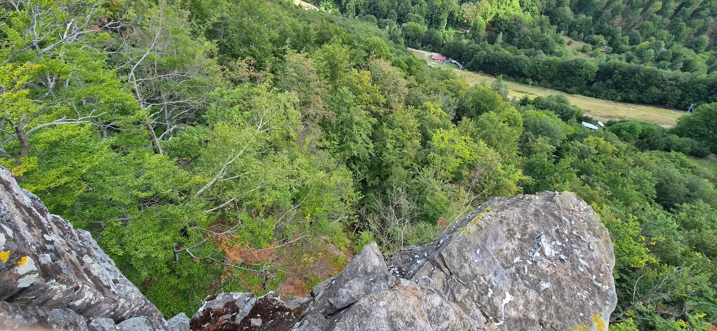 Pohľad z Volkovho zuba dolu do Baškovej doliny.
